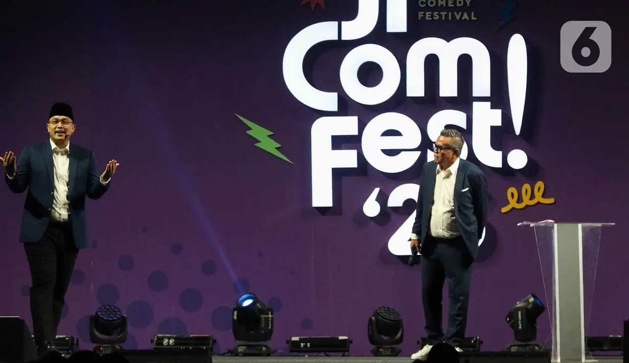 Penampilan Gilang Dirga dan Abdel pada hari kedua Jakarta International Comedy Festival (JiComFest) 2023 di Tennis Indoor Senayan, Jakarta, Sabtu (16/12/2023). (Liputan6.com/Herman Zakharia)