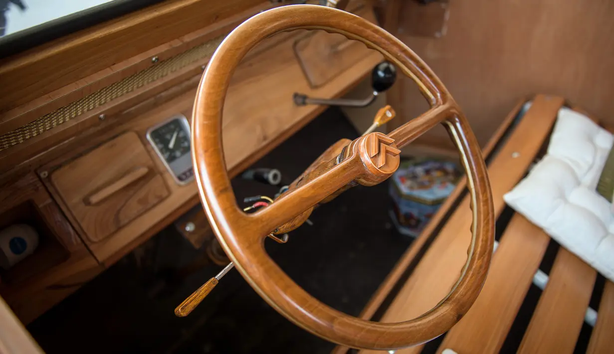 Detail setir dari replika mobil Citroen 2CV buatan pria asal Prancis, Michael Robillard, di bengkel kerjanya di Loches, 21 Maret 2017. Hampir seluruh bagian mobil menggunakan kayu, seperti bodi, grille dan interiornya, termasuk jok (GUILLAUME SOUVANT/AFP)