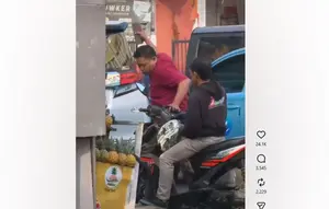 Ngamuk Diserempet, Pengemudi Alphard Rusak Motor Pakai Batu