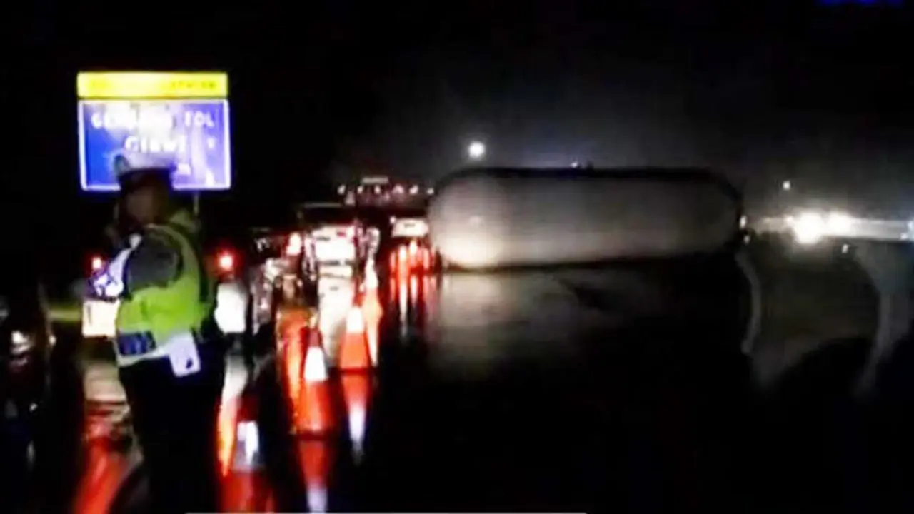 Truk LPG Terguling di Tol Jagorawi