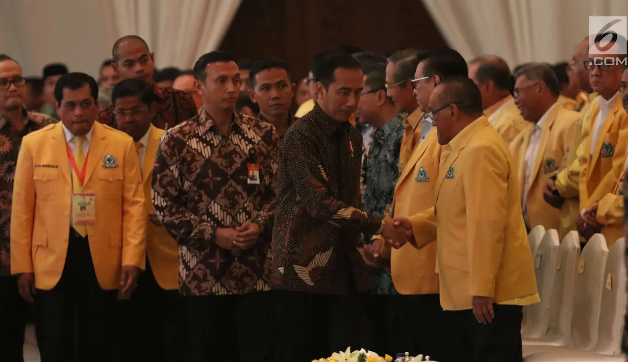 Presiden Joko Widodo (Jokowi) menyalami menyalami Ketua Dewan Pembina Golkar Aburizal Bakrie saat menghadiri pembukaan Munaslub Partai Golkar di Jakarta, Senin (18/12). Munaslub Golkar berlangsung hingga 20 Desember 2017. (Liputan6.com/Angga Yuniar)