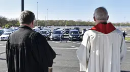 Pastor Frank Heidkamp (kanan) dan Evangelis Heinrich Fuchs saat kebaktian Jumat Agung di sebuah bioskop drive-in di Duesseldorf, Jerman, Jumat (10/4/2020). Kebaktian drive-in dilakukan usai Jerman menutup semua tempat ibadah untuk mencegah penyebaran virus corona COVID-19. (AP Photo/Martin Meissner)