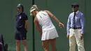 Angelique Kerber membanting racket setelah gagal meraih poin melawan Garbine Muguruza pada tunggal putri hari ketujuh di Wimbledon Tennis Championships, London, (10/7/2017). Garbine menang 4-6, 6-4, 6-4. (AP/Tim Ireland)