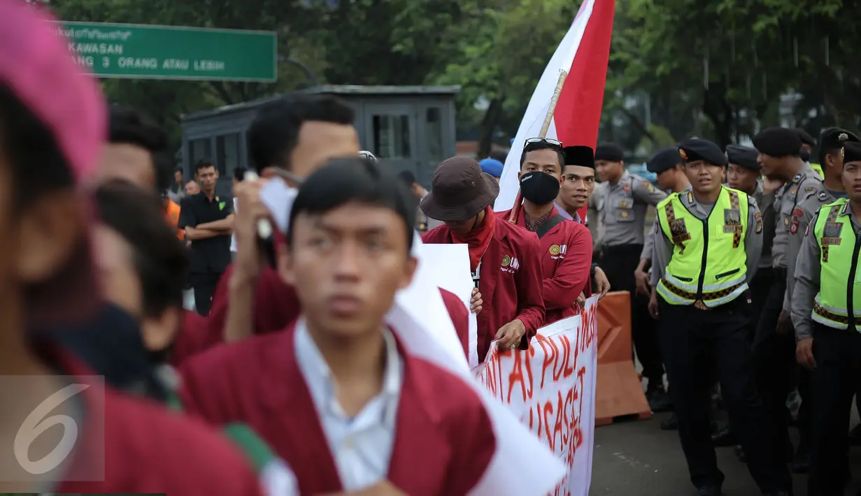 Momentum Hari Pahlawan dimanfaatkan mahasiswa untuk melakukan aksi di depan Istana Negara, Jakarta, Rabu (11/11/2015). Mahasiswa meminta pemerintah untuk mensejaterahkan rakyat. (Liputan6.com/Faizal Fanani)