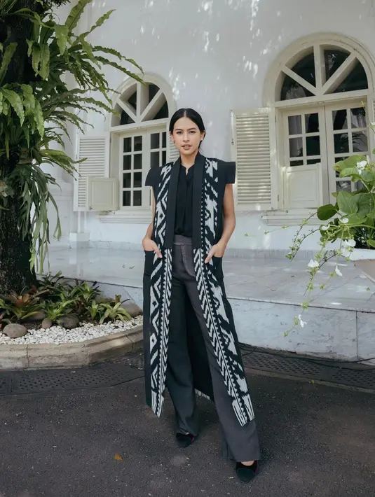 Perempuan lulusan dari Universitas Stanford ini memang sangat pandai dalam padu padakan pakaian yang ia kenakan. Hitam berhasil menjadi warna outfit yang membuat gaya penampilan Maudy Ayunda kian terlihat menarik. (Liputan6.com/IG/@maudyayunda)