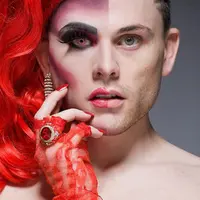 Inilah wajah dibalik kecantikan dan glamornya para 'drag queen'.
