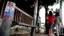 Sabtu (05/04/14) sebuah halte pun masih tampak penuh tempelan stiker para politisi di Jalan Raya Pasar Minggu, Jakarta (Liputan6.com/Helmi Fithriansyah)  