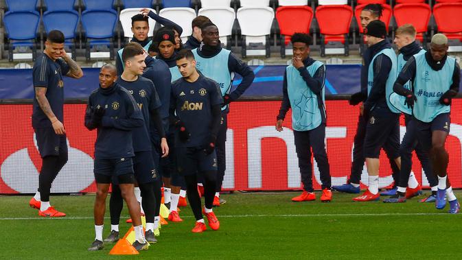 Sejumlah pemain Manchester United saat mengikuti sesi latihan tim di stade des Princes stadion di Paris, Prancis (5/3). Pada leg pertama MU takluk atas PSG 2-0 di Old Trafford. (AP Photo/Michel Euler)