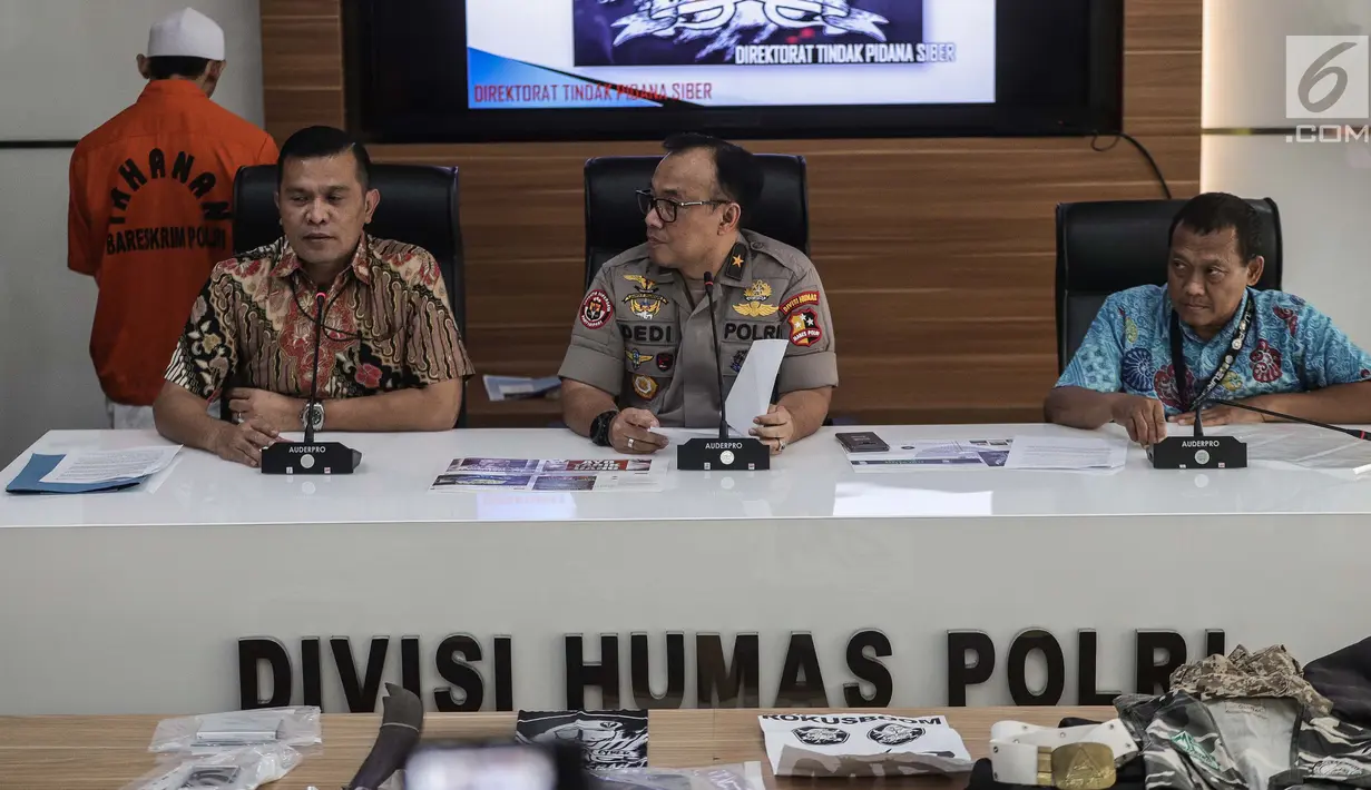 Kasubdit II Dittipidsiber Bareskrim Polri Kombes Pol Rickynaldo Chairul (kiri) memberi keterangan terkait kasus propaganda dan penyebar hoaks SARA di Mabes Polri, Jakarta, Jumat (28/6/2019). Polisi menyita barang bukti laptop, hp, hardisk, dan atribut laskar FPI. (Liputan6.com/Faizal Fanani)