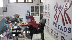 Anak-anak penyandang Down Syndrome saat mengikuti kelas kesenian dan kerajinan di Rumah Ceria Down Syndrome, Jakarta Selatan, Selasa (21/3/2023). (merdeka.com/Iqbal S. Nugroho)