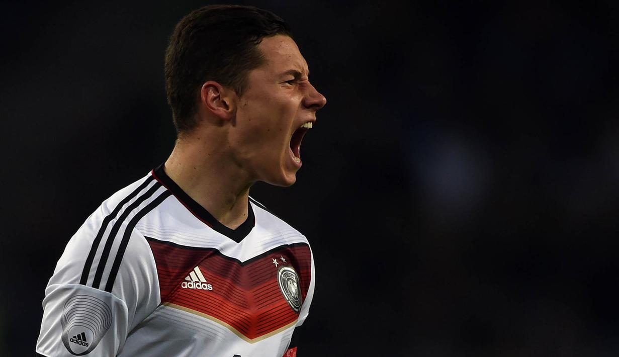 Seiring berjalannya waktu, kini Julian Draxler sudah menjadi andalan bagi tim panser, Jerman. Bersama tim nasional total dirinya sudah tampil sebanyak 27 kali dan mencetak tiga buah gol. (AFP/Patrick Stollarz)