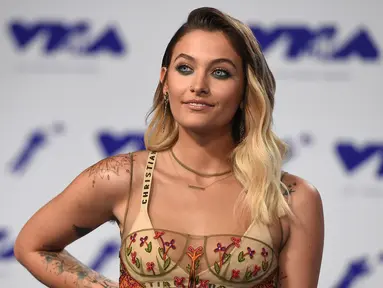 Putri mendiang Michael Jackson, Paris Jackson menghadiri MTV Video Music Awards (VMA) 2017 di Inglewood, California, Minggu (27/8). Wanita 19 tahun itu tampil percaya diri memamerkan rambut ketiak saat berpose di karpet merah. (Jordan Strauss/Invision/AP)