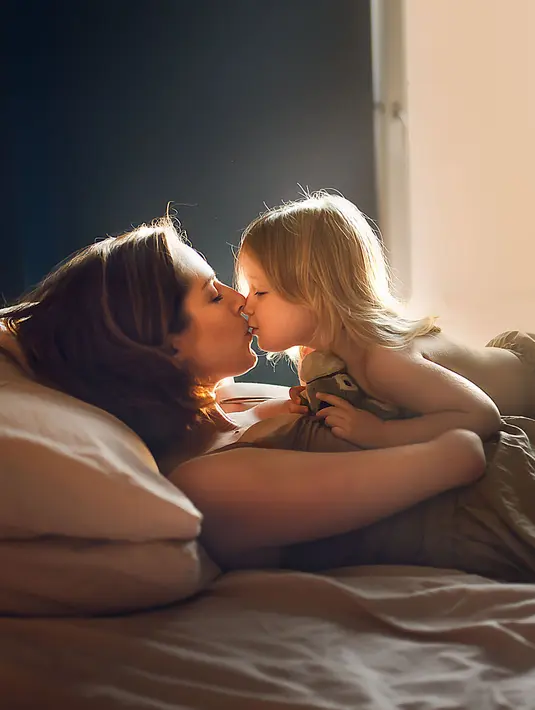 Suaminya dan Sujata sendiri sama-sama orang India yang tinggal di Inggris, tapi putrinya adalah orang Inggris. Suatu hari nanti, ia mungkin akan bertanya-tanya mengapa kulitnya lebih gelap dari teman-teman Inggrisnya yang lain. Foto: Sujata Setia/boredpanda.com.