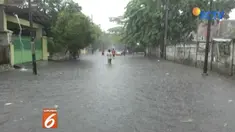 Sejumlah kendaraan memilih memutar arah saat mengetahui Jalan Nusa Indah di kompleks perumahan Klender, Duren Sawit, tergenang banjir.