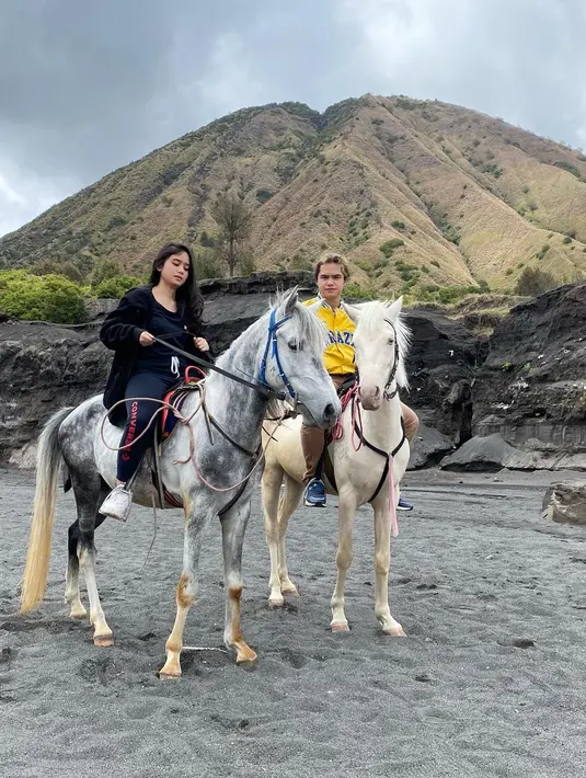 Salah satu buktinya adalah mereka sudah saling mengenalkan pasangannya ke keluarga masing-masing. Bukan hanya Dul yang mengajak Tissa liburan bersama keluarganya. (Instagram/duljaelani)
