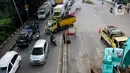 Petugas Dishub mengatur lalu lintas saat sistem rekayasa lalu lintas one way atau satu arah di ruas Jalan Daan Mogot arah Tangerang Kota, Senin (13/1/2020). Penerapan ini dilakukan karena kemacetan akibat perbaikan jalan ambles di kawasan Daan Mogot. (merdeka.com/Magang/Muhammad Fayyadh)