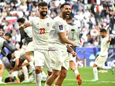 Sejumlah pemain Iran merayakan kemenangan timnya atas Jepang pada laga perempat final Piala Asia 2023 di Education City Stadium, Al Rayyan, Sabtu (03/02/2024) WIB. (AFP/Hector Retamal)