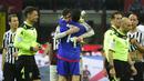 Kiper AC Milan Gianluigi Donnarumma berpelukan dengan kiper Juventus, Gianluigi Buffon usai pertandingan Liga Italia Serie A di stadion San Siro di Milan pada 9 April 2016. (AFP Photo/Olivier Morin)