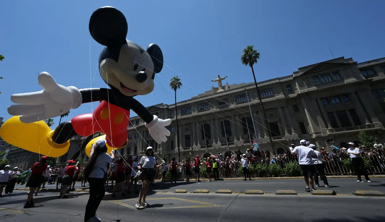 Beragam karakter kartun dan film animasi disulap jadi balon. (RODRIGO ARANGUA/AFP)