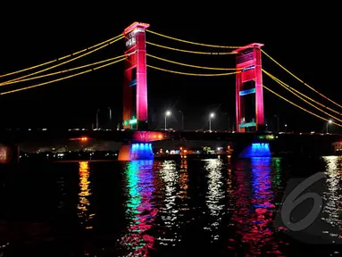 Jembatan Ampera tampak begitu mempesona saat malam tiba, Palembang. Foto diambil pada Sabtu (24/1/2015). (Liputan6.com/Johan Tallo)