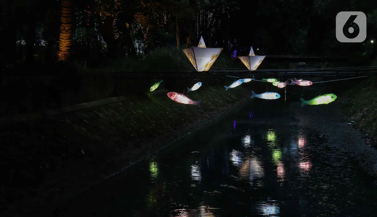 Suasana Jakarta Lights Festival di Taman Sumenep, Jakarta, Jumat (23/12/2022). Pemprov DKI Jakarta menggelar acara Jakarta Lights Festival sebagai rangkaian perayaan Natal dan Tahun Baru (Nataru) 2023. (Liputan6.com/Herman Zakharia)