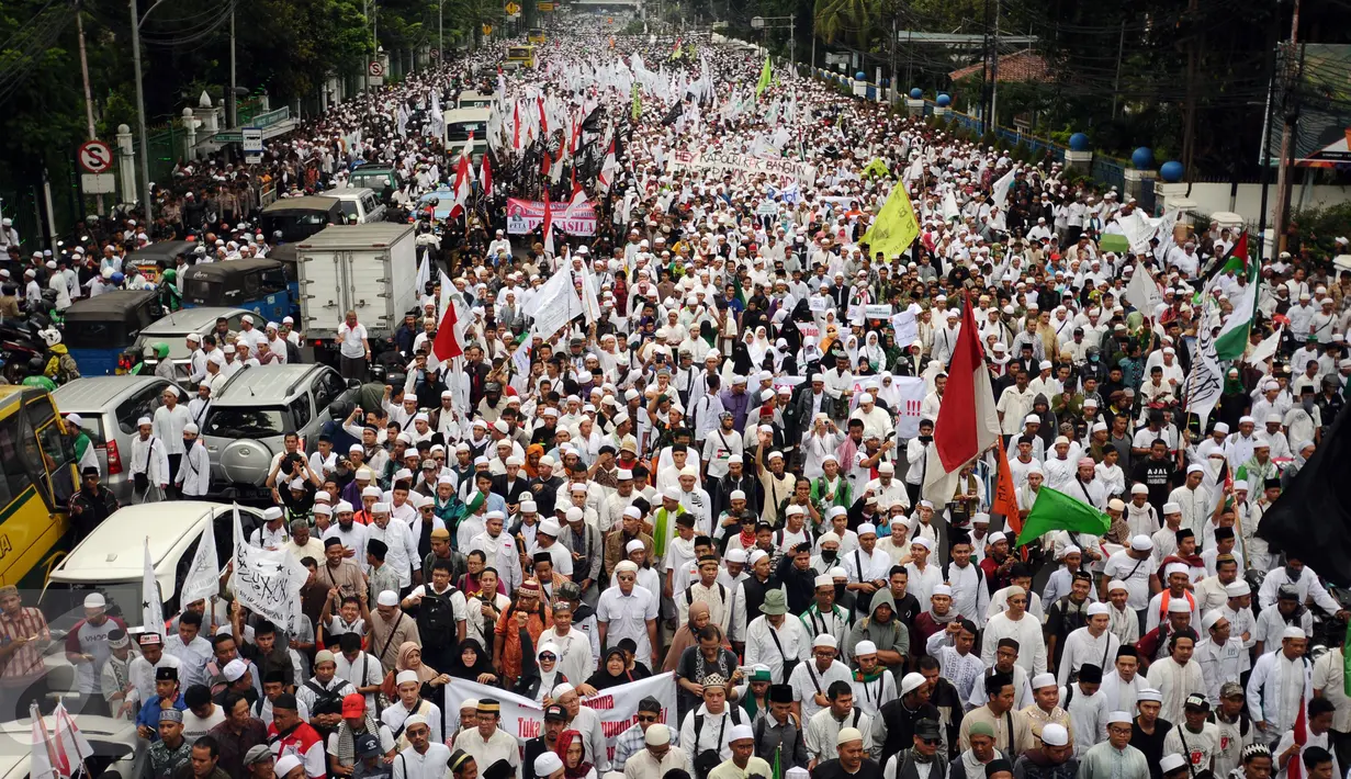 Ribuan umat muslim memenuhi ruas jalan Medan Merdeka Timur untuk melakukan aksi di depan Balai Kota Jakarta, Jumat (14/10). Mereka mendesak Gubernur DKI Jakarta, Basuki Tjahaja Purnama mundur. (Liputan6.com/Hemi Fithriansyah)