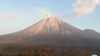 Gunung Semeru kembali erupsi pada Jumat hari ini. (Istimewa)