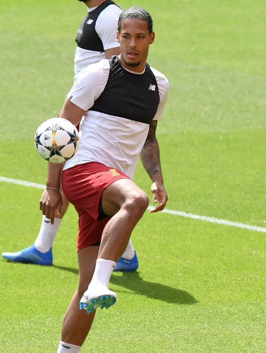 Bek Liverpool, Virgil van Dijk berusaha mengontrol bola saat sesi pelatihan di stadion Anfield, Inggris (21/5). Final Liga Champions antara Liverpool dan Real Madrid akan berlangsung di Stadion NSC Olimpiyskiy di Kiev. (AFP Photo/Paul Ellis)