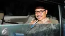 Ranta Suharta menyapa awak media saat berada didalam mobil usai menjalani pemeriksaan di KPK, Jakarta, Selasa (19/1). Ranta Suharta diperiksa terkait dugaan suap pemulusan penyertaan modal PT Banten Global Development (BGD). (Liputan6.com/Helmi Afandi)