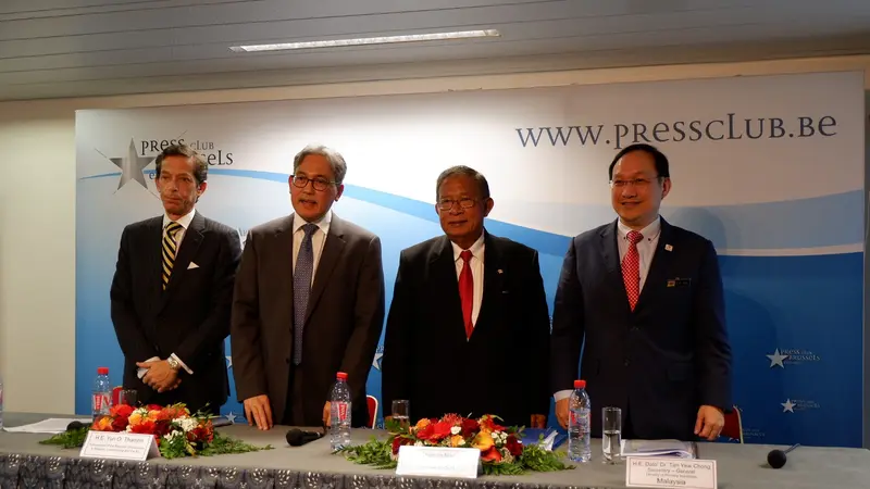 Menteri Koordinator Perekonomian Indonesia, Darmin Nasution (dua dari kanan) dan Sekjen Kementerian Industri Utama Malaysia, Dr. Tan Yew Chong, pada konferensi pers di Brussel, Belgia, Senin (8/4/2019).