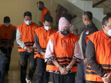 Enam tersangka kasus dugaan suap dan gratifikasi di lingkup Provinsi Kalimantan Selatan digiring ke ruang konferensi pers di gedung Merah Putih Komisi Pemberantasan Korupsi (KPK), Jakarta, Selasa (8/10/2024). (Liputan6.com/Herman Zakharia)