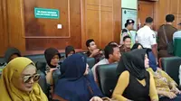 Mulan Jameela mendampingi Ahmad Dhani dalam sidang lanjutan dugaan kasus pencemaran nama baik di PN Surabaya. (Liputan6.com/Dian Kurniawan)