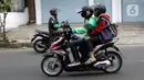 Pengemudi ojek online melintas di Kawasan Jalan Siliwangi, Kota Tasikmalaya, Jawa Barat, Sabtu (3/9/2022). Pemerintah resmi menaikkan harga BBM Bersubsidi pada Sabtu (3/9) pukul 14.30 WIB, sementara tarif ojek online (ojol) baru yang tertuang di Keputusan Menteri Perhubungan (KM) No.564/2022 kembali ditunda penerapannya seperti yang diumumkan pada Senin (29/8/2022). (Liputan6.com/Helmi Fithriansyah)