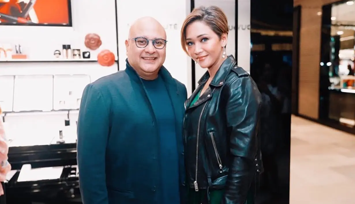Meski terkesan lebih boyish, akan tetapi gaya Maia Estianty tetap terlihat menawan. Bahkan, penampilannya saat mendampingi sang suami tuai pujian dari netizen. (Liputan6.com/IG/maiaestiantyreal)