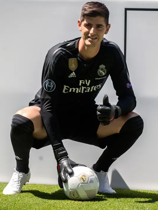 Kiper asal Belgia Thibaut Courtois berpose selama presentasi dirinya menjadi pemain Real Madrid di stadion Santiago Bernabeu (9/8). Courtois resmi didapatkan Madrid dari Chelsea hingga musim 2023/24. (AP Photo/Andrea Comas)