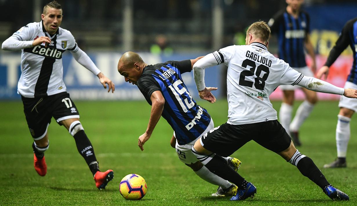 Gelandang Inter Milan, Joao Mario, berusaha melewati pemain Parma, Riccardo Gagliolo, pada laga Serie A di Stadion Ennio-Tardini, Sabtu (9/2). Inter Milan menang 1-0 atas Parma. (AFP/Miguel Medina)