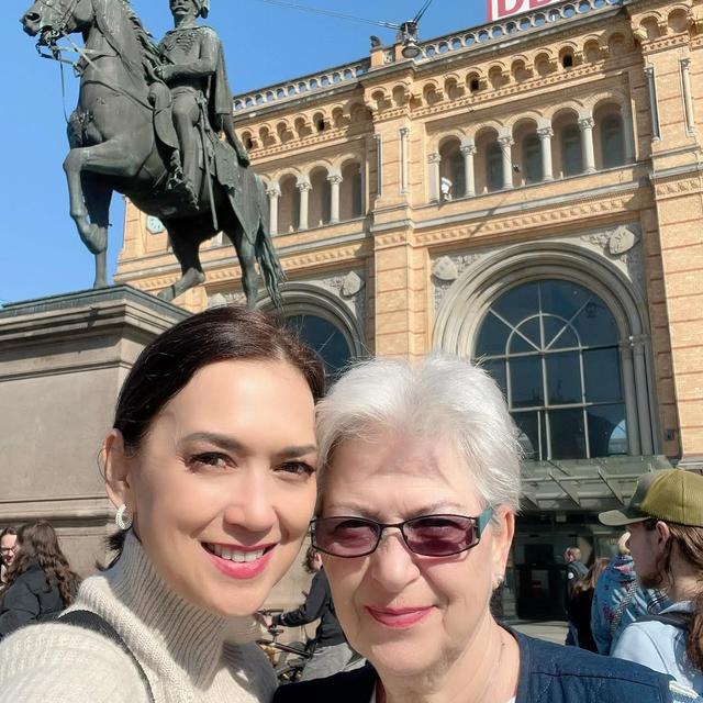 6 Potret Perpisahan Ira Wibowo dan Ibunda di Jerman, Momen Liburan Telah Usai