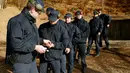 Para anggota Pontifical Swiss Guard bebaris menerima amunisi saat menjalani latihan tembak di pangkalan militer di Isone, Swiss, Senin (15/11). (REUTERS/Arnd Wiegmann)