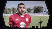 Mantan kiper Persela, almarhum Choirul Huda, menerima penghargaan Lifetime Achievement Liga 1 di Hotel Mulia, Jakarta, Jumat (22/12/2017). Malam Penghargaan Liga 1 memberi apresiasi kepada sejumlah tokoh sepak bola. (Bola.com/Vitalis Yogi Trisna)