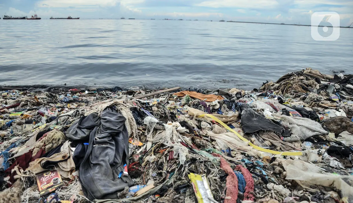 Sampah mencemari kawasan pesisir Cilincing, Jakarta Utara, Rabu (8/6/2022). Indonesia menempati posisi kedua setelah China sebagai negara penghasil sampah laut terbesar di dunia. (merdeka.com/Iqbal S. Nugroho)