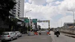 Kendaraan melintas di dekat pintu masuk Underpass Matraman, Jakarta, Minggu (1/4). Underpass yang mengarah ke Jalan Pramuka dan Matraman Raya tersebut diharapkan dapat mengurai kemacetan, terutama pada jam pulang kerja. (Merdeka.com/Iqbal S Nugroho)