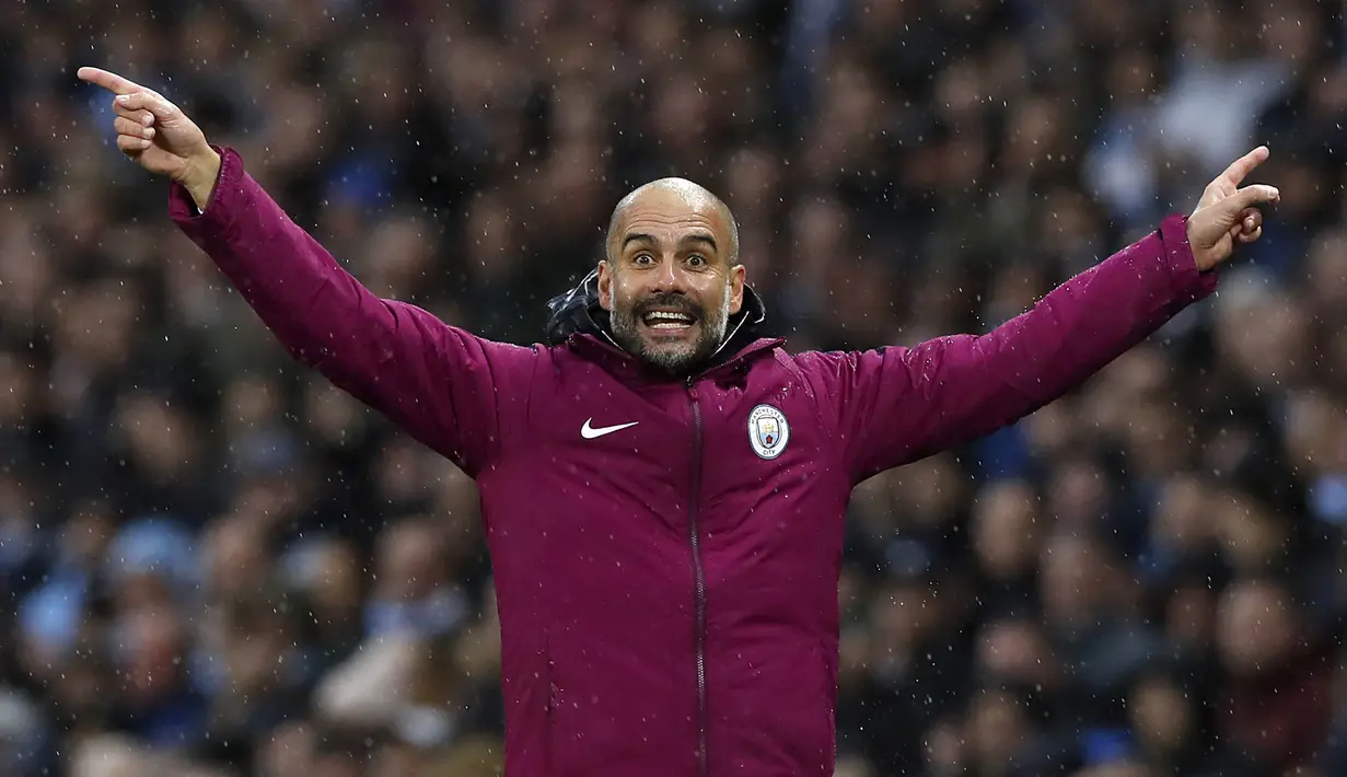 Pelatih Manchester City, Pep Guardiola, memberikan instruksi saat anak asuhnya melawan Burnley pada laga Premier League di Stadion Etihad, Manchester, Sabtu (21/10/2017). City menang 3-0 atas Burnley. (AP/Martin Rickett)