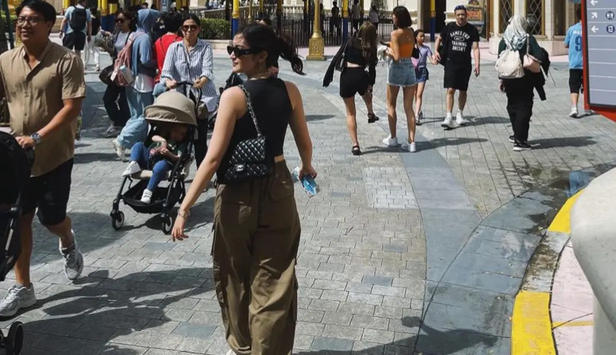 Meski tank topnya cukup terjangkau, Ranty pun membawa shoulder bag hitam dari brand Chanel. Melengkapi penampilannya dengan kacamata hitam. [@rantymaria]