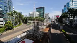 Suasana proyek LRT dikawasan Kuningan, Jakarta, Senin (1/1). Sejumlah proyek infrastruktur lain di Ibukota, seperti proyek  Light Rail Transit tampak sepi aktifitas pengerjaan dikarenakan Libur Tahun Baru. (Liputan6.com/Faizal Fanani)