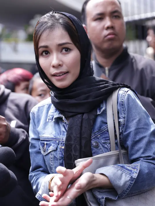 "Kemarin sempat kaget, sebelumnya beliau memang sudah sakit tapi saya enggak tahu detilnya. Cuma sebulan kemarin sudah kritis banget," papar Metha di rumah orang tua Ariel di kawasan Antapani, Bandung, Rabu (30/3/2016). (Adrian Putra/Bintang.com)