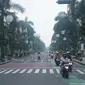 Suasana lalu lintas di Jalan Asia Afrika, Kota Bandung, ramai lancar di hari pertama pembatasan sosial berskala besar (PSBB), Rabu (22/4/2020). (Liputan6.com/Huyogo Simbolon)