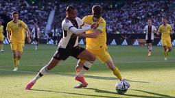 Pemain Timnas Jerman, Leroy Sane (kiri), berebut bola dengan pemain Timnas Ukraina, Eduard Sobol, dalam laga persahabatan internasional FIFA Matchday 2023 yang digelar di Weserstadion, Bremen, Senin (12/6/2023) malam WIB. (AFP/Focke Strangmann)