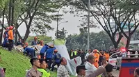 Penampakan pesawat jatuh di Lapangan Sunburst, Kecamatan Serpong, Kota Tangsel, Minggu (19/5/2024). (Liputan6.com/Pramita Tristiawati)