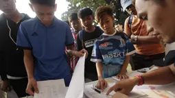 Sejumlah anak mendaftar sebelum mengikuti tes fisik program Allianz Explorer Camp 2019 di Lapangan PSPT Tebet, Jakarta, Sabtu (22/6). Nantinya akan ada pemenang yang diberangkatkan ke Singapura dan Munchen. (Bola.com/Vitalis Yogi Trisna)