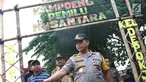Kapolda Metro Jaya Irjen Gatot Eddy Pramono meninjau persiapan tempat pemungutan suara (TPS) di Kampoeng Pemilu Nusantara, Depok, Jawa Barat, Selasa (16/4). Peninjauan tersebut untuk memastikan persiapan dan keamanan penyelenggaraan pemilu serentak 17 April 2019. (Liputan6.com/Immanuel Antonius)